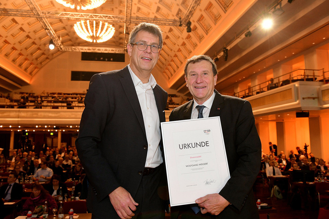 Wolfgang Weigert vom DOSB mit der goldenen Ehrennadel gewürdigt